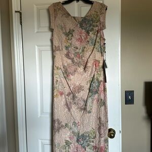 Beautiful dress that fit’s amazing. I bought two sizes and didn’t need this one!